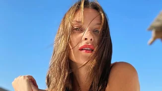 Υβόννη Μπόσνιακ | Στα σοκάκια της Μυκόνου, πιο stylish από ποτέ, κρατώντας από το χέρι τον Αντώνη Ρέμο