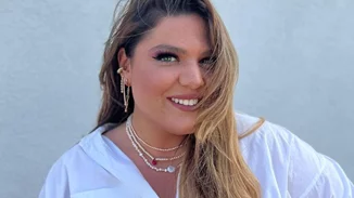 Δανάη Μπάρκα | Ποζάρει με ολόσωμο μαγιό και εντυπωσιάζει με τις όμορφες καμπύλες της