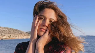 Η Μαίρη Συνατσάκη κοιτάει την κόρη της και "λιώνει" | Η γλυκιά φωτογραφία από την πρώτη τους έξοδο