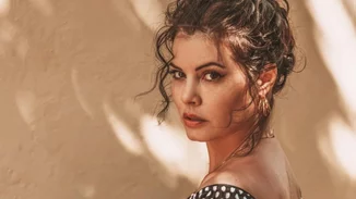 Η Μαρία Κορινθίου και επίσημα στο "Πρωινό" | Η εντυπωσιακή είσοδος με φούξια jumpsuit