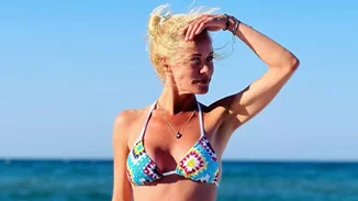 Η Ζέτα Μακρυπούλια μόλις φόρεσε το απόλυτο bodycon μαγιό, ιδανικό για κάθε σωματότυπο