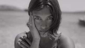 Κλέλια Ανδριολάτου | Ποζάρει topless φορώντας μονάχα μία pencil φούστα