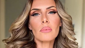 What a body | Η Εβελίνα Παπούλια φοράει κορμάκι με κολάν επί σκηνής και εντυπωσιάζει με τις αναλογίες της