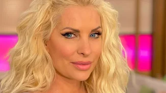 Η Ελένη Μενεγάκη πιο σέξι από ποτέ | Ποζάρει με μπικίνι, αχτένιστη και makeup free