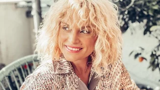 Ελεωνόρα Ζουγανέλη | H σπάνια και γλυκιά φωτογραφία από τα παιδικά της χρόνια - Ποζάρει με τους γονείς της σε ηλίκια 10 ετών