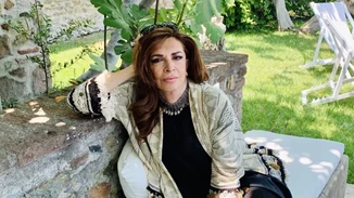 Η Μιμή Ντενίση πιο σέξι από ποτέ | Ποζάρει με μπικίνι στον κήπο του σπιτιού της