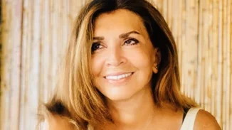 Μιμή Ντενίση | Ποζάρει πιο γοητευτική και κομψή από ποτέ στον κήπο του εξοχικού σπιτιού της