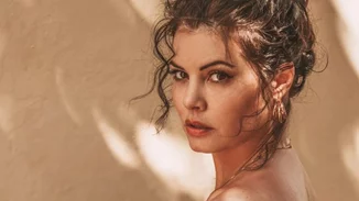 Η Μαρία Κορινθίου είναι πιο σέξι από ποτέ | Ποζάρει με μαύρα εσώρουχα και ζαρτιέρες εντυπωσιάζοντάς μας για ακόμα μία φορά