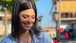 Η Τζένη Καζάκου ποζάρει με τη μητέρα της Τάνια Τρύπη και συνειδητοποιούμε ότι όντως δεν μοιάζει στην Τζένη Καρέζη