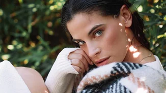 H Χριστίνα Μπόμπα φοράει τα κατακόκκινα εσώρουχά της και ποζάρει κάτω από το Χριστουγεννιάτικο δέντρο της