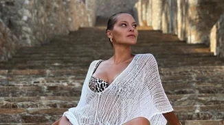 Η Υβόννη Μπόσνιακ σου δείχνει έναν stylish τρόπο να φορέσεις το λευκό παντελόνι