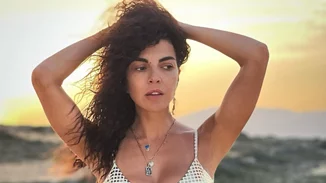 Μαρία Σολωμού | Ποζάρει μόνο με την πετσέτα της και "ρίχνει" το Instagram