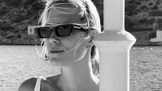 Βίκυ Καγιά | Η γλυκιά φωτογραφία με τον γιο της, Κάρολο - Περπατούν πιασμένοι από το χέρι φορώντας τα μαγιό τους