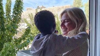 Χριστίνα Κοντοβά | Το υπέροχο βίντεο με την Έιντα να εύχεται στα ελληνικά "Χρόνια Πολλά" στον μπαμπά της