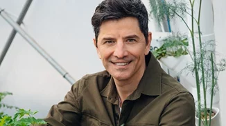 Ο Σάκης Ρουβάς φοράει ποδιά και μπαίνει στην κουζίνα του σπιτιού του μαγειρεύοντας την απόλυτη κερκυραϊκή συνταγή