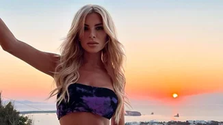 Κατερίνα Καινούργιου | Ποζάρει με τους κουμπάρους της φορώντας το πιο ιδιαίτερο εμπριμέ φόρεμα