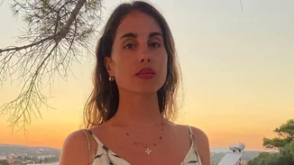 Παυλίνα Βουλγαράκη | Ξυπόλητη μόνο με το ιδιαίτερο μαγιό της στα Κύθηρα - το εντυπωσιακό αθλητικό της σώμα