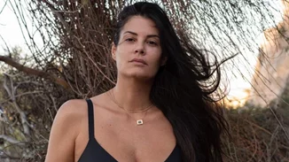 Η Μαρία Κορινθίου αγαπάει το σώμα της όπως ακριβώς είναι | Ποζάρει με μαγιό και μας δείχνει τις ραγάδες που έχει στο στήθος της από τον θηλασμό