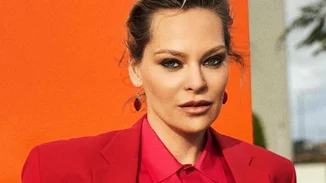 Η Υβόννη Μπόσνιακ πιο σέξι από ποτέ | Συνδυάζει mini φούστα με over-the-knee μπότες και "κόβει" κάθε ανάσα με τις αναλογίες της