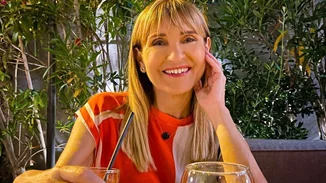 Μάρα Ζαχαρέα | Ξυπόλητη, με το πιο αέρινο καλοκαιρινό φόρεμα στο πλευρό της φίλης της