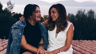 Η Μαριτίνα Ντενίση σε σπάνια βραδινή έξοδο με τη μητέρα της, Μιμή Ντενίση