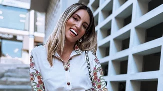 Αθηνά Οικονομάκου | Στόλισε το πιο ψηλό δέντρο που έχουμε δει και μας το δείχνει με υπερηφάνεια