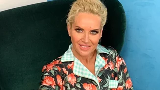 Μαρία Μπεκατώρου | Το ανατρεπτικό σύνολο με το ολόχρυσο crop top που ανέδειξε υπέροχα τις αναλογίες της