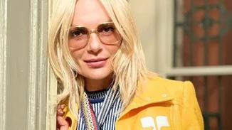 Η Έλενα Χριστοπούλου ξέρει πώς να αναδείξει τα καλλίγραμμα, χρυσαφένια πόδια της