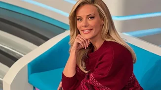 Ακόμη και με το πιο απλό ντύσιμο, η Ζέτα Μακρυπούλια καταφέρνει να τραβάει όλη μας την προσοχή