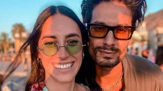 Το σπίτι του Γιώργου Καράβα και της Ραφαέλας Ψαρρού είναι cozy και μοντέρνο | Τα off-white ντουλάπια της κουζίνας και ο ιδιαίτερος τοίχος