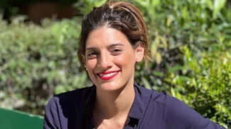 Η Χριστίνα Χειλά Φαμέλη αγκαλιά με τον σύντροφό της, Θανάση Τότσικα, σε σκάφος στους Παξούς