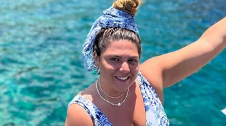 Δανάη Μπάρκα | Φωτογραφίζεται με μωβ ολόσωμο μαγιό στην πιο σέξι (με διαφορά) φωτογραφία της