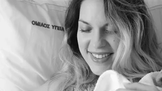 Μαντώ Γαστεράτου | Φωτογραφίζει τη νεογέννητη κόρη της και τον δίχρονο γιο της