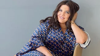 Η Δανάη Μπάρκα μας ξεναγεί στο τεράστιο μπαλκόνι της και μας δείχνει την υπέροχη θέα του σπιτιού της