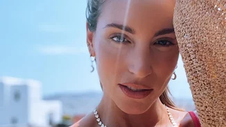 Ο Φίλιππος Μιχόπουλος απαθανατίζει την Αθηνά Οικονομάκου στην πιο σέξι και καλοκαιρινή της φωτογραφία