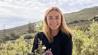 Σαν δυο σταγόνες νερό | Ο 7χρονος Άγγελος Τότσικας είναι ίδιος η μητέρα του - η cool φωτογραφία με τη Ρούλα Ρέβη