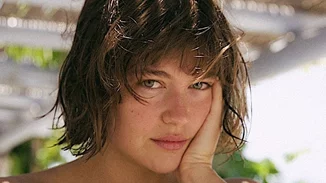 Τοtal white | Η Κλέλια Ανδριολάτου εμφανίστηκε με το πιο σέξι σύνολο του καλοκαιριού