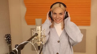 H Iωάννα Μαλέσκου εμφανίστηκε με το πιο θηλυκό μαύρο φόρεμα που κολακεύει τη σιλουέτα