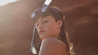 Glass skin | Άβαφη, με sleek low bun, η Γαία Μερκούρη ποζάρει πιο όμορφη από ποτέ