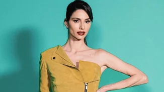 Ηλιάνα Παπαγεωργίου | Γυμνάζεται στο σαλόνι του σπιτιού της, κοιτάζοντας την υπέροχη θέα από το μπαλκόνι της