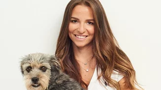 H Εριέττα Κούρκουλου Λάτση όπως δεν την έχουμε ξαναδεί | Ποζάρει φορώντας μία εντυπωσιακή τουαλέτα, κρατώντας στην αγκαλιά της τον γιο της