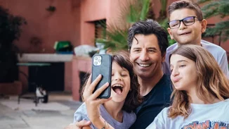 Η κούκλα Αναστασία Ρουβά είναι πιο ψηλή από την Κάτια Ζυγούλη | Το οικογενειακό βίντεο από το ρεβεγιόν της Πρωτοχρονιάς