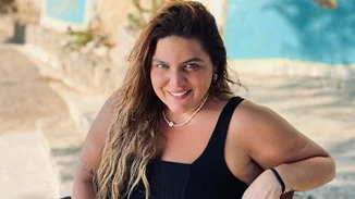 Δανάη Μπάρκα | Φοράει το μαύρο της μπικίνι και ποζάρει ανέμελα δίπλα στην πισίνα