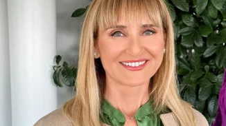 Μάρα Ζαχαρέα | Η chic εμφάνιση στο θέατρο, με σκούρο μπλε κοστούμι στο πλευρό της Νατάσας Παζαΐτη