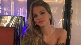 Η Άννα-Μαρία Ίβιτς με mini, strapless, λαμπερό φόρεμα | Έτσι γιόρτασε τα 18ά γενέθλιά της μαζί με τις αδερφές και τις φίλες της