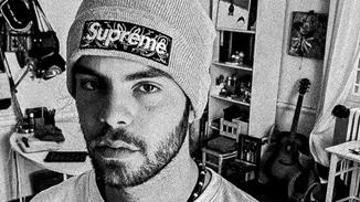 Άγγελος Λάτσιος | Απολαμβάνει τις διακοπές του στα Άχλα δείχνοντάς μας το γυμνασμένο του κορμί