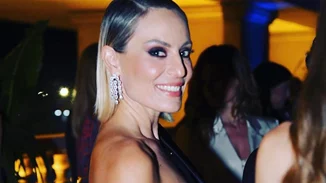 Ένα καστανόξανθο κουκλάκι | Η Ελεονώρα Μελέτη απαθανατίζει την κόρη της να τρώει παγωτό