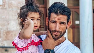 Ετεοκλής Παύλου | Η τρυφερή στιγμή που η κόρη του, Μελίτα, τον βοηθάει να φορέσει το τεχνητό του μέλος