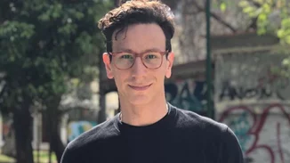 Μιχάλης Σαράντης | Κάνει βόλτα έχοντας στην αγκαλιά του την 5 μηνών κόρη του και μοιάζει πιο ευτυχισμένος από ποτέ