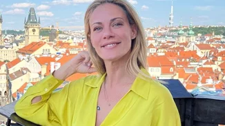 Η Ζέτα Μακρυπούλια στην παραλία | Ποζάρει με μαγιό και μας δείχνει τα ατελείωτα πόδια της